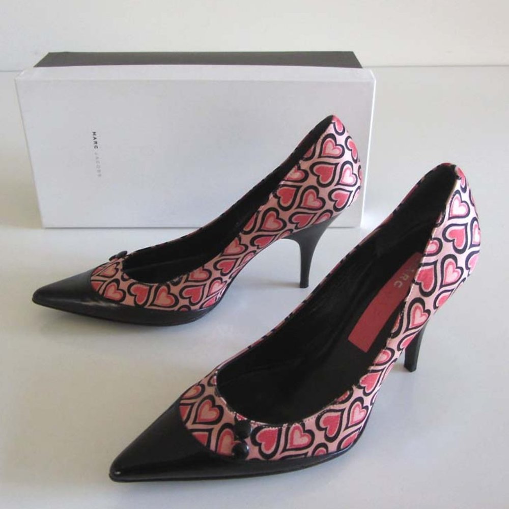 new MARC JACOBS whimsical heart black toe pumps 6 Italy